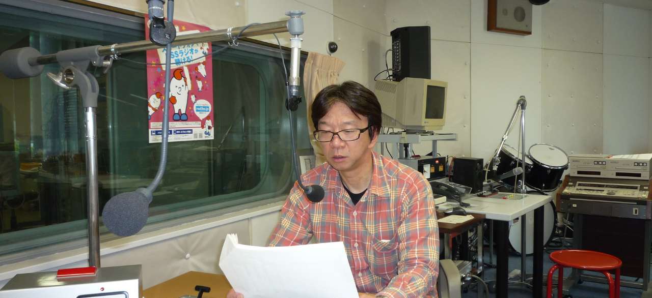 ラジオに出演する石川
