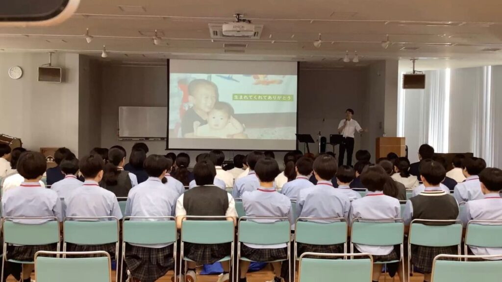 中学校の人権講演会で話す石川達之