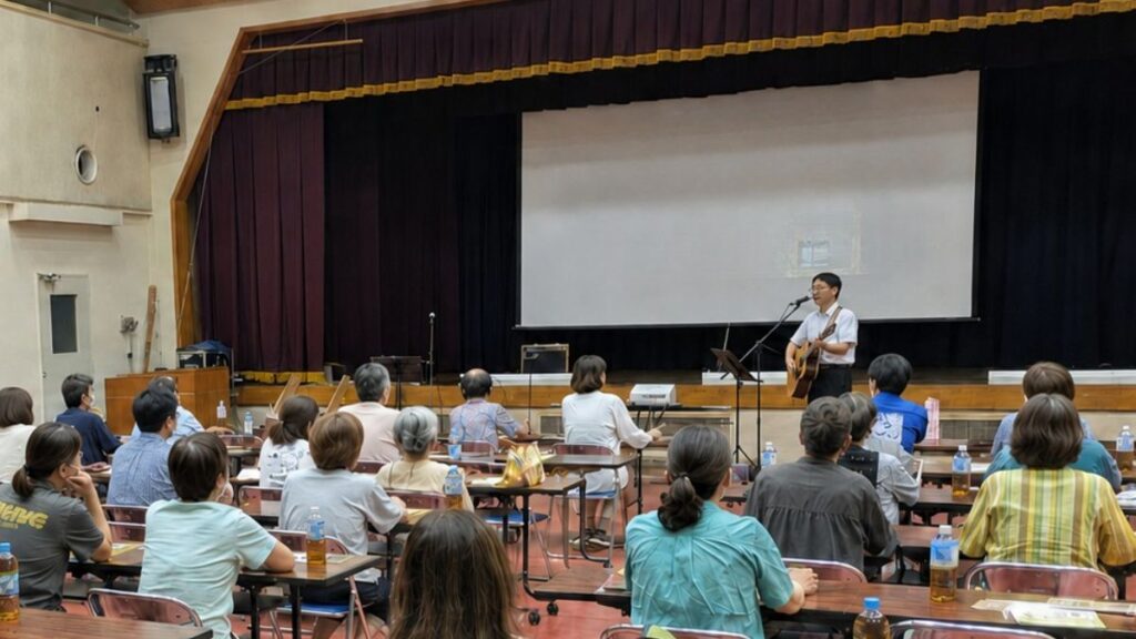 八頭町連合婦人会の人権講演会で歌う石川達之