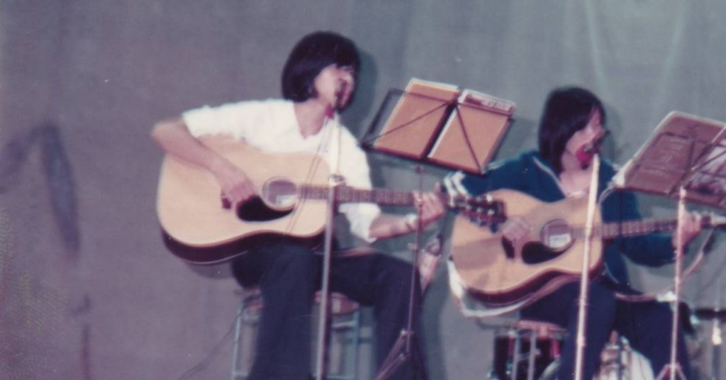 学園祭で歌う高2年の石川達之