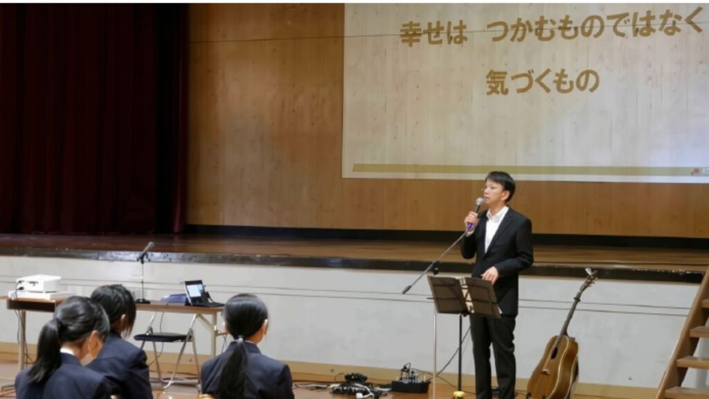 中学生に向けて人権講演をする石川達之